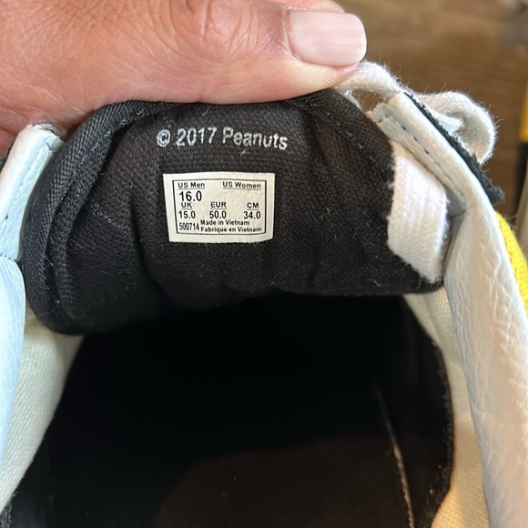 Men’s Peanuts / Charlie Brown Vans Size 16 - Picture 6 of 7